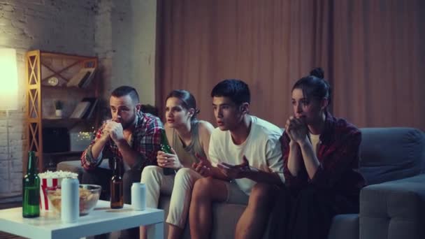 Fiatal Érzelmes Emberek Barátok Otthon Ülnek Kanapén Focit Néznek Kosaraznak — Stock videók