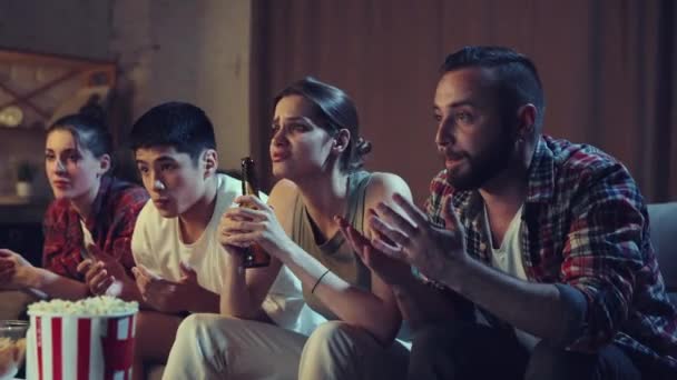 Perdre Partie Jeunes Amis Assis Sur Canapé Maison Regardant Match — Video