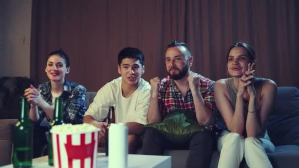 Fiatal Izgatott Emberek Barátok Otthon Ülnek Kanapén Focimeccset Néznek Tévében — Stock videók