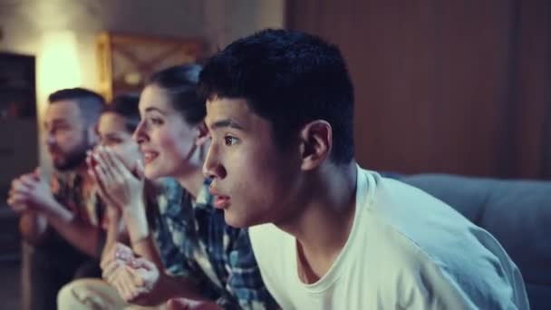 Fiatalok Barátok Otthon Ülnek Kanapén Focimeccset Néznek Tévében Sport Rajongók — Stock videók