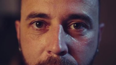 Erkeklerin kameraya bakıp farklı duygular ifade ettiği yakın plan görüntüler. Boş zaman kavramı, spor hayranları, dostluk, duygular.