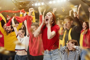 Gençler, futbol taraftarları maç izlemek ve yüksek sesle favori spor takımını neşelendirmek için maça katılıyor. Küçük kız, gözlerini kapatan çocuk. Spor, boş zaman, duygular, hobi ve eğlence