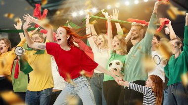 Gençler, futbol fanatikleri ve küçük kız, çocuk futbol maçı izliyor, favori spor takımını neşelendiriyor. Etkileyici duygusal oyun. Spor, boş zaman, duygular, hobi ve eğlence