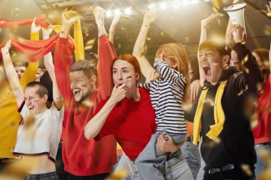 Genç duygusal, gürültücü insanlar, maç izleyen futbol taraftarları ve Almanya 'nın favori spor takımını neşelendirmek için. Çocuk sıkılıyor. Spor, boş zaman, duygular, hobi ve eğlence