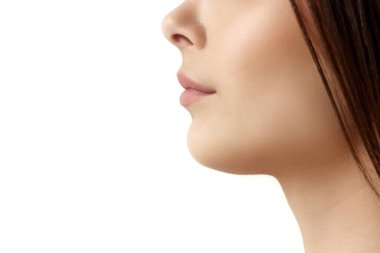 Beyaz stüdyo arka planındaki kadın yüzü, çene, dudak ve burnun yakın plan kesimi. Çift çene ameliyatı. Doğal kadın güzelliği kavramı, vücut ve cilt bakımı, kozmetoloji, sağlık, reklam