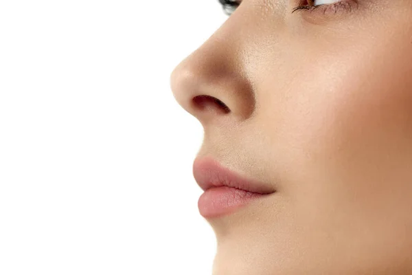 クロップされた 白いスタジオの背景に対する女性の顔の部分 鼻と唇のクローズアッププロフィール画像 鼻形成外科手術 女性の美しさの概念 ボディ スキンケア — ストック写真