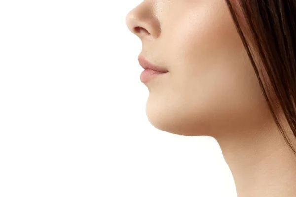 Beyaz Stüdyo Arka Planındaki Kadın Yüzü Çene Dudak Burnun Yakın — Stok fotoğraf
