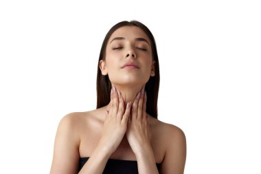 İçecek bir şeyler. Güzel, hassas, bakımlı, lekesiz bir genç kız beyaz stüdyo geçmişine karşı poz veriyor. Sağlıklılık. Doğal kadın güzelliği kavramı, vücut ve cilt bakımı, kozmetoloji, sağlık, reklam