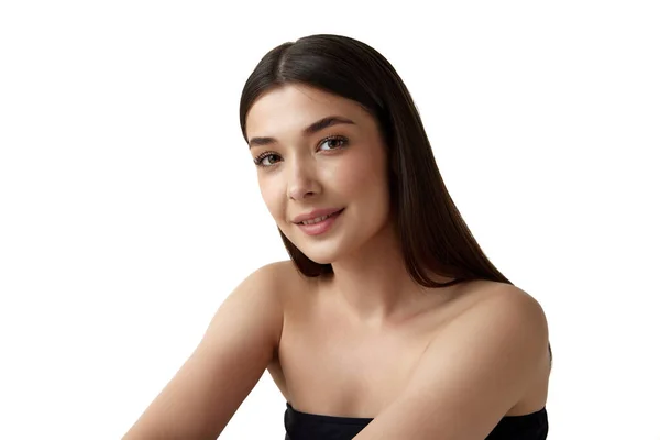 Foto de Sem Maquiagem Menina Morena Jovem Bonita Com Pele Lisa Saudável E  Bem Cuidada Sobre Fundo De Estúdio Marrom Conceito De Beleza Natural  Cuidados Com A Pele Cosmetologia e mais fotos