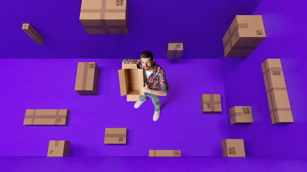 Koncepční Návrh Manažer Prodeje Usmívající Muž Držící Krabici Nad Modrým — Stock fotografie