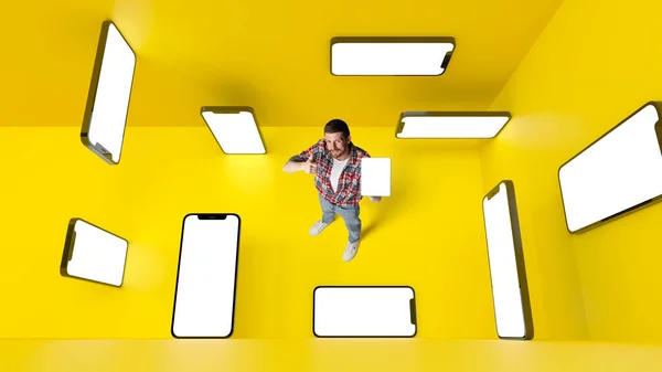 概念設計 黄色の背景の上に3D携帯電話の画面を持つ男 オンラインショッピングやサービス 電子商取引 ビジネス マーケティング 広告の概念 — ストック写真