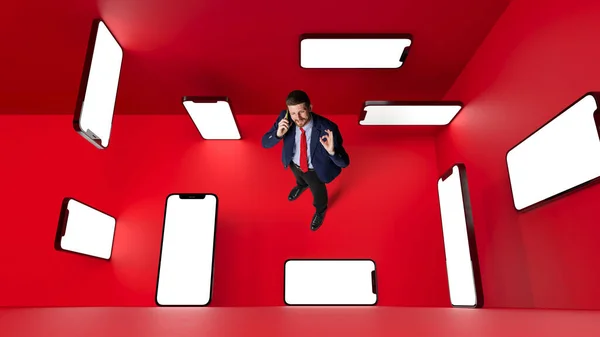概念設計 赤い背景に3D携帯電話の画面を持つビジネスマン オンラインコミュニケーション サービス 電子商取引 ビジネス マーケティング 広告の概念 — ストック写真