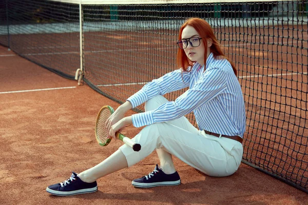 Beyaz Pantolonlu Çizgili Tişörtlü Şık Gözlüklü Tenis Kortunda Tenis Raketiyle — Stok fotoğraf