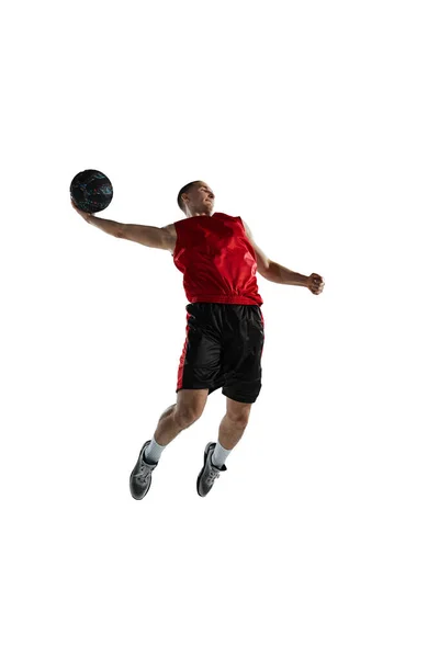 白い背景に隔離されたボールと一様ジャンプで 若い男 運動中のプロのバスケットボール選手のダイナミックなイメージ スポーツ アクションと運動 ゲーム スポーツウェア 広告コンセプト — ストック写真