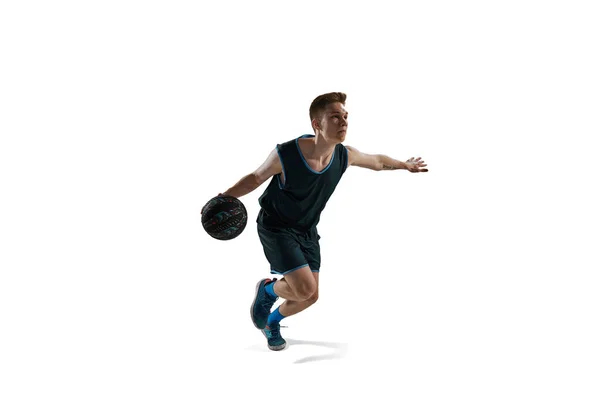 가지고 달리는 남자의 역동적 이미지가 있는데 배경으로부터 고립된 농구를 있었다 — 스톡 사진