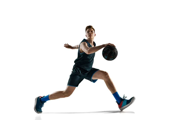 Młody Człowiek Zawodowy Koszykarz Podczas Gry Trening Bieganie Piłką Odizolowaną — Zdjęcie stockowe