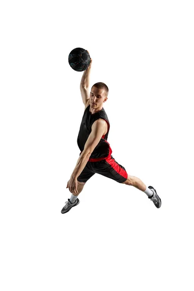 灌篮灌篮 全长动态形象的年轻男子 篮球运动员在跳跃与球隔离的白色背景 动作和运动 业余爱好 运动服 广告的概念 — 图库照片