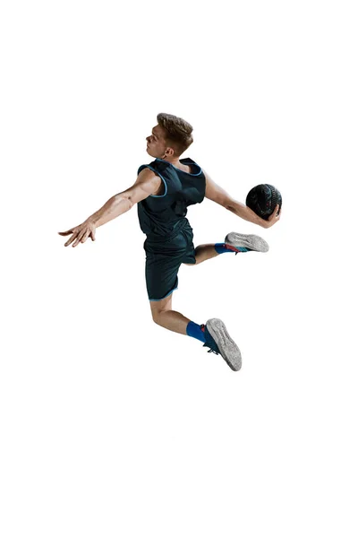 Full Length Beeld Van Jongeman Basketbalspeler Sprong Met Bal Geïsoleerd — Stockfoto