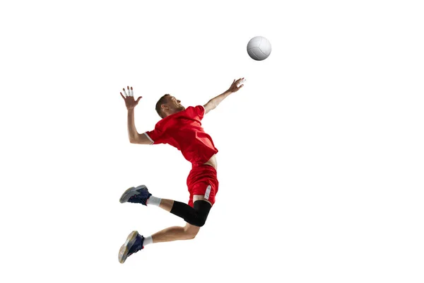 若いスポーツマン 運動中の赤い制服を着たプロのバレーボール選手のダイナミックなイメージ 白いスタジオの背景にボールを打つ スポーツ アクティブライフスタイル ダイナミクス ゲーム 広告の概念 — ストック写真