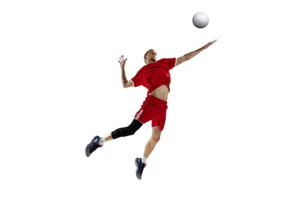 若い男 運動中の赤いユニフォームのプロの選手 ジャンプでボールを打つ 白いスタジオの背景に対してバレーボールをプレイ スポーツ アクティブライフスタイル ダイナミクス ゲーム 広告の概念 — ストック写真