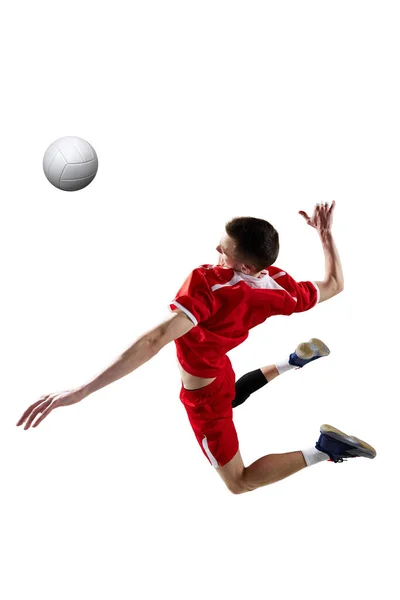 若いスポーツマン 運動中の赤い制服を着たプロのバレーボール選手のダイナミックなイメージ 白いスタジオの背景にボールを打つ スポーツ アクティブライフスタイル ダイナミクス ゲーム 広告の概念 — ストック写真