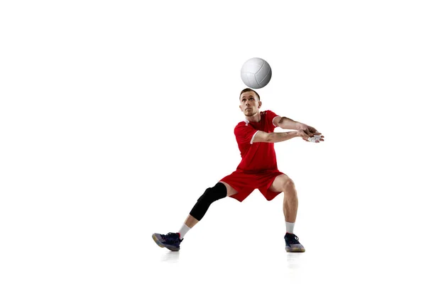 Serveerbal Jonge Geconcentreerde Man Professionele Volleybalspeler Rood Uniform Beweging Tegen — Stockfoto