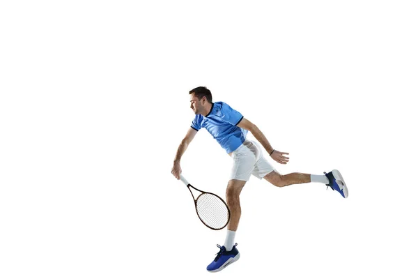 青いシャツと白のショートパンツでアクティブな男 運動中のテニス選手 トレーニング 白い背景に隔離されたプレー スポーツ アクティブライフスタイル ゲーム ダイナミクス 広告の概念 — ストック写真