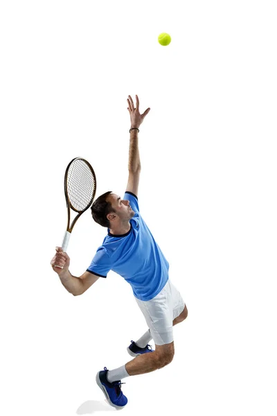 人間のフル長さの動的イメージ 運動中のプロのテニス選手 白い背景にラケットでボールを提供しています スポーツ アクティブライフスタイル ダイナミクス 広告の概念 — ストック写真