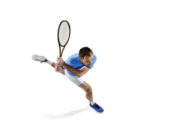 運動中の男のトップの映像 テニスをプレイ ラケットで実行 白い背景に隔離されたボールを打つ スポーツ アクティブライフスタイル ゲーム ダイナミクス 広告の概念 — ストック写真