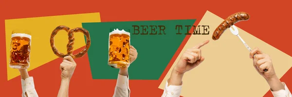 Bawarskie Tradycje Ludzkie Ręce Trzymające Kubki Piwa Precla Grillowaną Kiełbasę — Zdjęcie stockowe