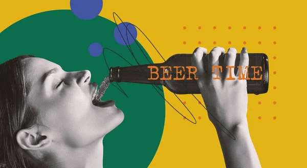 Vrolijke Jonge Vrouw Die Bier Drinkt Uit Fles Een Kleurrijke — Stockfoto
