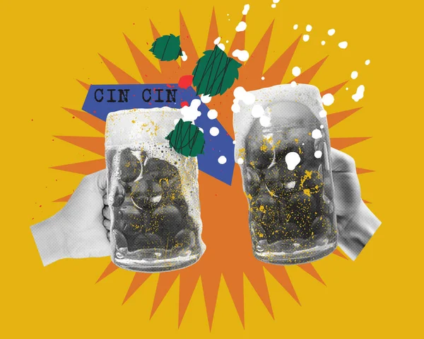 黄色の背景 ビール祭りの伝統の上に泡立つビールをクリックしてマグカップ 現代美術のコラージュ 酒のコンセプト オクトーバーフェスト パーティー 祭りやレジャーの時間 — ストック写真