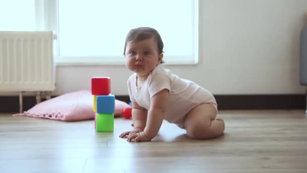 Bebé Emotivo Menina Criança Sentada Chão Brincando Casa Sorrindo Começando — Vídeo de Stock