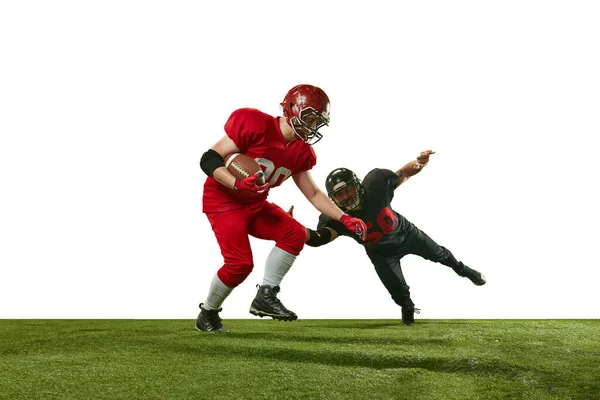 白い背景に緊張感のあるゲーム中にフィールド上の動きで均一なアメリカのサッカー選手の2人の男性のダイナミックなイメージ プロスポーツ アクション ライフスタイル トレーニング 広告の概念 — ストック写真