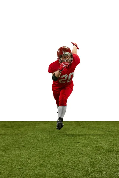 在白人背景下 身穿红色制服的美式足球运动员在赛场上奔跑的正面形象 职业体育 生活方式 广告概念 — 图库照片