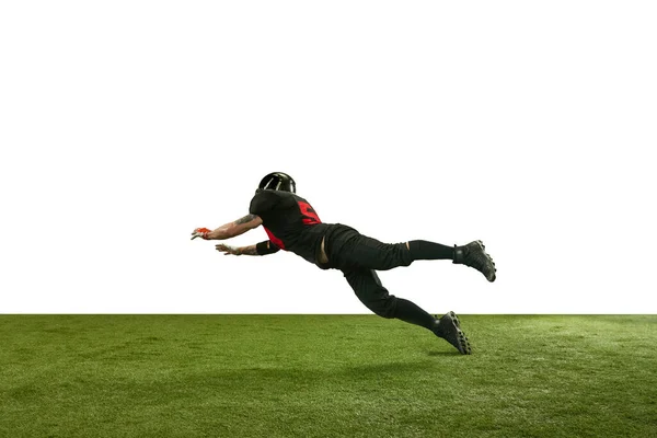 身穿黑色制服和头盔的人的动态形象 美国足球运动员在比赛中在白色背景下运动 职业体育 生活方式 — 图库照片