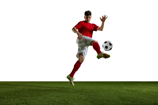 若い運動選手 サッカー 均一なトレーニングでサッカー選手 白い背景に足でボールをキック プロスポーツ アクション ライフスタイル トレーニング 広告の概念 — ストック写真