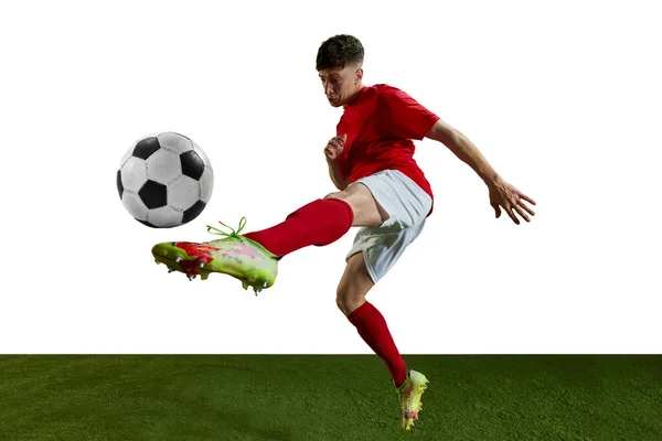 有竞争力的人 身穿红衣训练的足球运动员 脚踢球 背对着白底 集中精神职业体育 生活方式 业余爱好 广告概念 — 图库照片