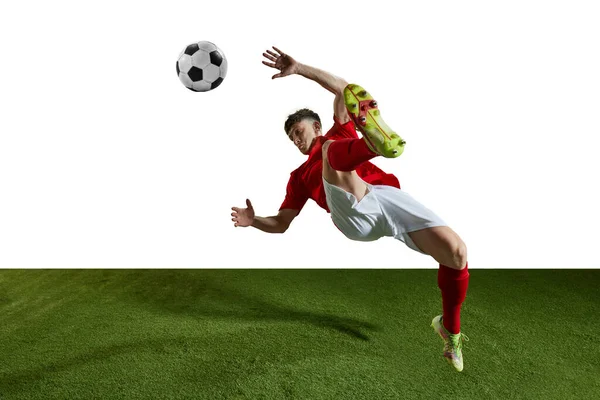 チャンピオンだ 若い男 運動中のプロサッカー選手 ジャンプでボールを蹴り 白い背景にフィールドに落下 プロスポーツ アクション トレーニング 広告の概念 — ストック写真