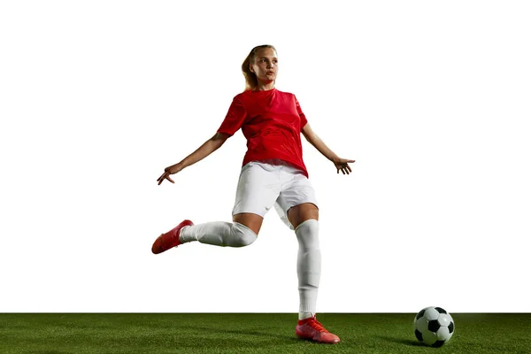 若い女の子 女性サッカー選手のトレーニング 白い背景にスポーツフィールドでプレー ゲームだ プロスポーツ アクション ライフスタイル トレーニング 広告の概念 — ストック写真