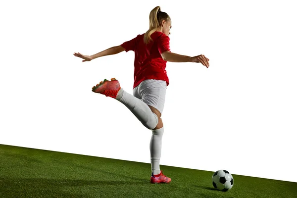 年轻姑娘 女足球运动员的训练 在运动场上与白人背景比赛 职业体育 生活方式 业余爱好 广告等概念 — 图库照片