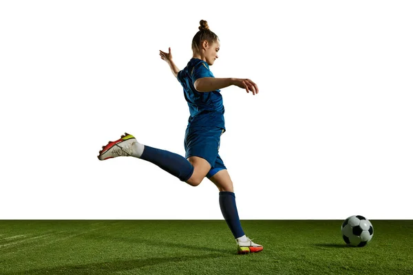Молодая Спортивная Девушка Синей Форме Футболист Движении Тренировка Удар Мячом — стоковое фото