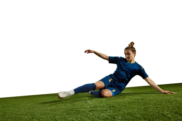 Atleta Feminina Concentrada Jovem Jogador Futebol Chutando Bola Movimento Grama — Fotografia de Stock