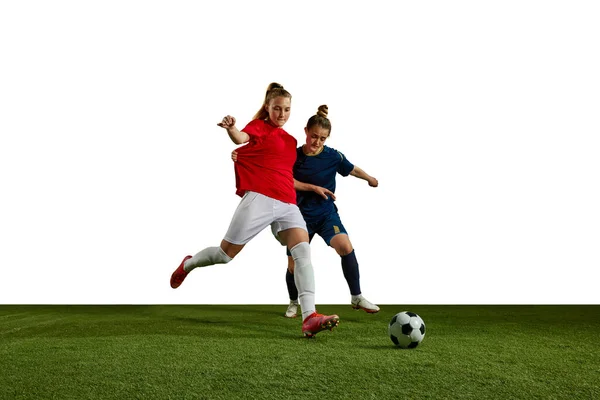 Dwie Młode Dziewczyny Futboliści Ruchu Trening Śliniąca Się Piłka Białym — Zdjęcie stockowe