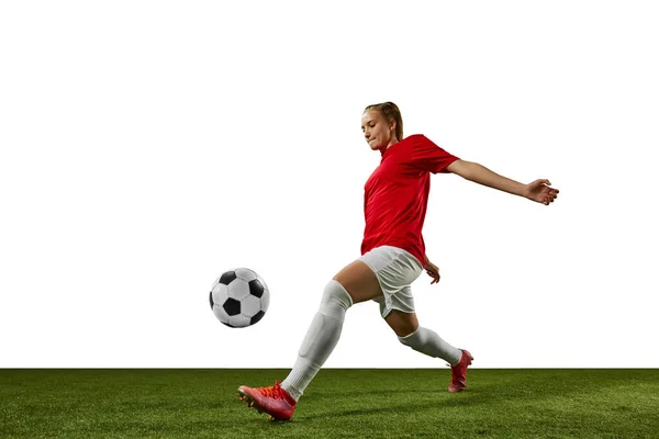 动态形象的女运动员 年轻的女孩 在运动的足球运动员与球在运动场上与白人背景 职业体育 生活方式 广告的概念 — 图库照片