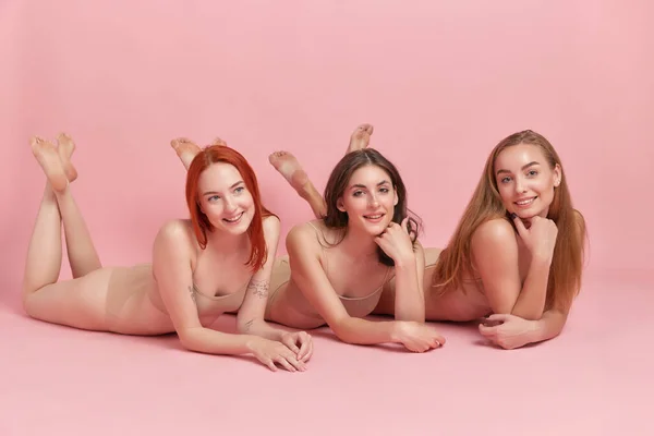 Ontspanning Welbevinden Mooie Roodharige Brunette Blonde Jonge Vrouwen Liggend Vloer — Stockfoto