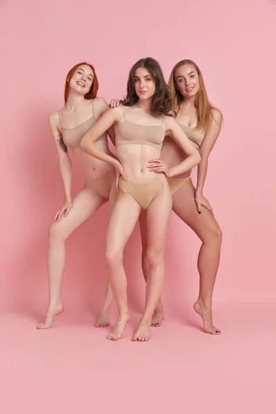 全长的形象美丽 适合年轻女子的米色内裤与粉红工作室背景 自然美 身体和皮肤护理 健康和健康的概念 — 图库照片