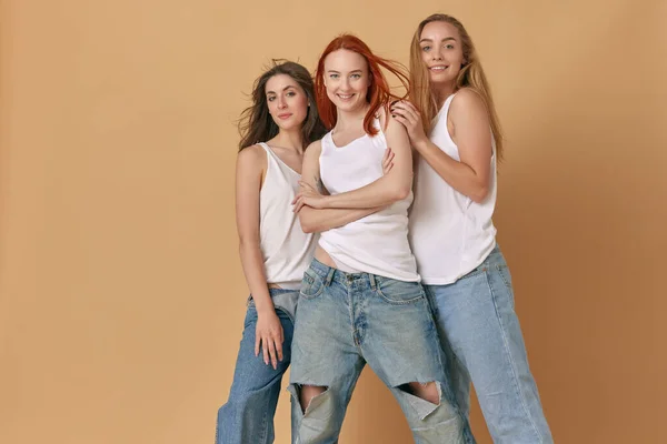 Porträt Schöner Positiver Junger Frauen Weißem Singlet Und Jeans Die — Stockfoto