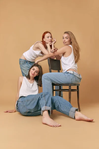 Vänner Porträtt Attraktiva Unga Kvinnor Med Blond Brun Och Rödhårig — Stockfoto