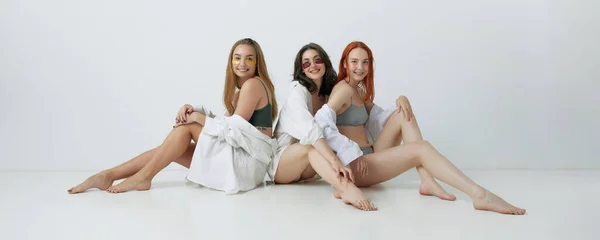 Sov Över Vackra Unga Vackra Kvinnor Underkläder Och Skjorta Som — Stockfoto